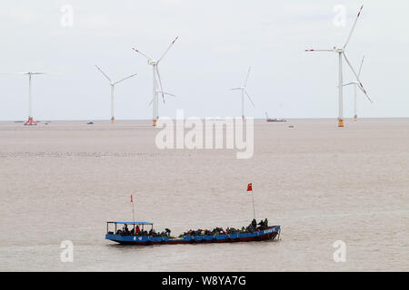 ---- Windenergieanlagen whirl Strom auf einer Offshore Wind Farm in der Nähe von Rudong Grafschaft zu generieren, Nantong City, East China Jiangsu Provinz, 18 Octobe Stockfoto