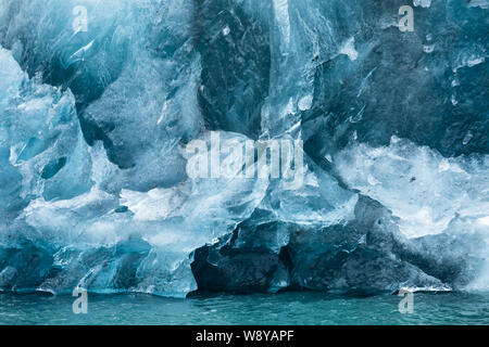 Eisberg aus der Columbia Gletscher floating im Prince William Sound von Alaska. Nahaufnahme Detail von gebrochenem Eis in Weiß und Blau. Stockfoto