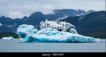 Eisberg und neblig Peaks im Prince William Sound von Alaska. Der Eisberg gekalbt aus den Columbia Gletscher in der Nähe. Stockfoto