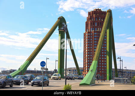 FRANKFURT, Deutschland - 13. JUNI 2019: Flosserbrucke Brücke und Lindner Hotel & Residence Main Plaza auf dem Hintergrund Stockfoto