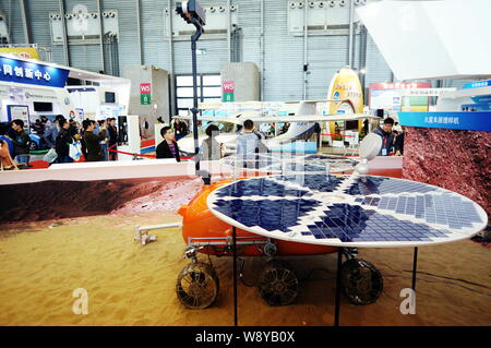 Ein Modell des chinesischen Prototyp Mars Sonde ist auf Anzeige an der China International Industry Fair 2014 in Shanghai, China, 4. November 2014. Die 2014 Ch Stockfoto