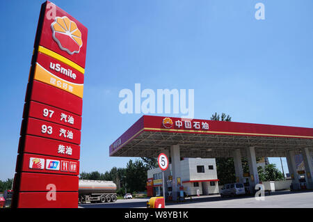 ---- Blick auf eine Tankstelle der CNPC (China National Petroleum Corporation), Muttergesellschaft von PetroChina, in Stadt Huaibei, East China Anhui provinc Stockfoto