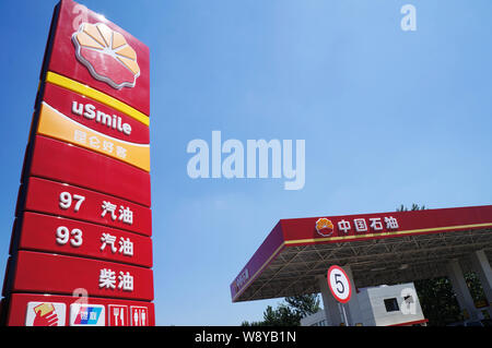 ---- Blick auf eine Tankstelle der CNPC (China National Petroleum Corporation), Muttergesellschaft von PetroChina, in Stadt Huaibei, East China Anhui provinc Stockfoto