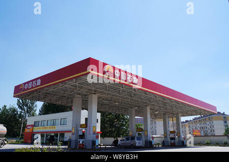 ---- Blick auf eine Tankstelle der CNPC (China National Petroleum Corporation), Muttergesellschaft von PetroChina, in Stadt Huaibei, East China Anhui provinc Stockfoto