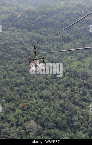 Lokale chinesische Dorfbewohner eiserner Käfig auf einem Satz von Leitungen ein Tal in Fuzhou Dorf zu kreuzen, Hefeng Stadt, Enshi Tujia, Miao Autonomo Stockfoto