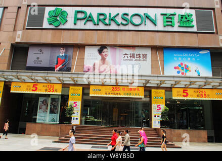 ---- Fußgänger vorbei ein Kaufhaus der Parkson in Chongqing, China, 10. Juni 2014. Mittel- und High-End-Warenhaus-Unternehmen Parkso Stockfoto