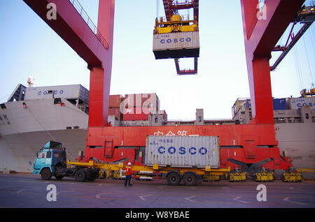 ------ Kran Fahrzeug entlädt einen Behälter mit Cosco aus einem Fahrzeug am Hafen in Rizhao Rizhao City, East China Provinz Shandong, 5. April 2014. Stockfoto