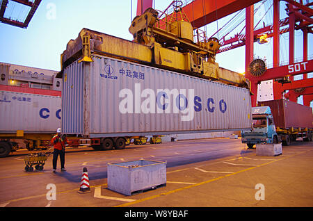 ------ Kran Fahrzeug entlädt einen Behälter mit Cosco aus einem Fahrzeug am Hafen in Rizhao Rizhao City, East China Provinz Shandong, 5. April 2014. Stockfoto