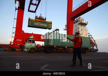 ------ Kran Fahrzeug entlädt einen Container von China Shipping aus einem Fahrzeug am Hafen in Rizhao Rizhao City, East China Provinz Shandong, 7 Augu Stockfoto