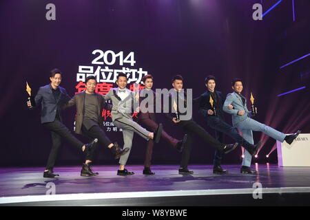 (Von links) Chinesische Schauspieler Han Geng, Huang Bo, Li Yifeng, Feng Shaofeng, Chen Xuedong und Li Chen Tanz während der Preisverleihung für die Leute von t Stockfoto