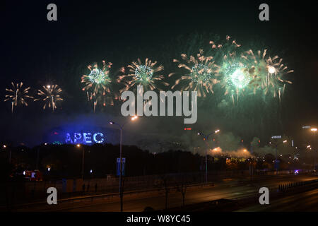 Feuerwerk über dem National Stadium, auch als der Bird's Nest, für APEC China 2014 in Peking, China, 10. November 2014 bekannt explodieren. Stockfoto