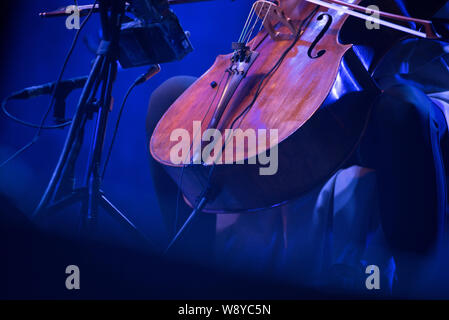 Detail eines Cellos Musikinstrumente in blau Bühne leuchtet Stockfoto