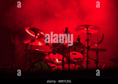 Drum Kit rot Bühne leuchtet Stockfoto