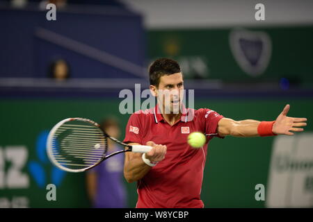 Novak Djokovic aus Serbien bereitet einen Schuß zu David Ferrer in Spanien im Viertelfinale der Männer singles während der 2014 Shanghai Rolex Ma zurückzukehren Stockfoto
