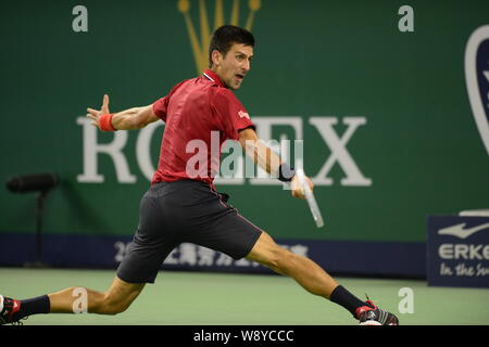 Novak Djokovic aus Serbien bereitet einen Schuß zu David Ferrer in Spanien im Viertelfinale der Männer singles während der 2014 Shanghai Rolex Ma zurückzukehren Stockfoto