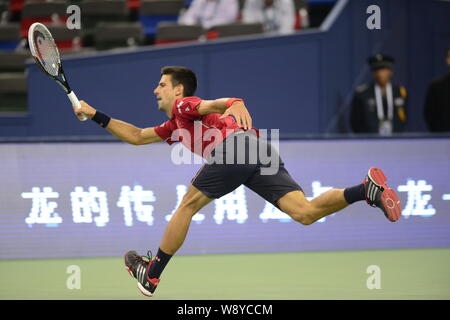 Novak Djokovic aus Serbien bereitet einen Schuß zu David Ferrer in Spanien im Viertelfinale der Männer singles während der 2014 Shanghai Rolex Ma zurückzukehren Stockfoto