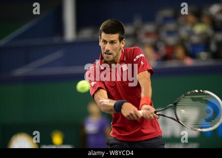 Novak Djokovic aus Serbien bereitet einen Schuß zu David Ferrer in Spanien im Viertelfinale der Männer singles während der 2014 Shanghai Rolex Ma zurückzukehren Stockfoto