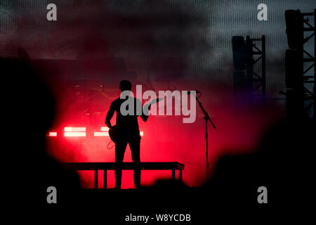 Silhouette eines Gitarristen in rot Bühne leuchtet Stockfoto