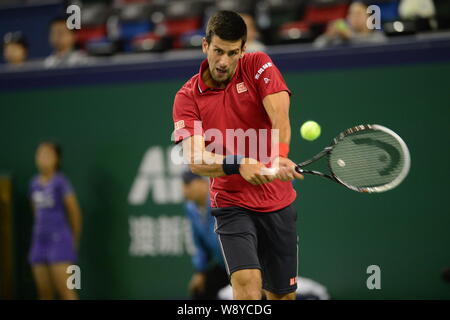 Novak Djokovic aus Serbien bereitet einen Schuß zu David Ferrer in Spanien im Viertelfinale der Männer singles während der 2014 Shanghai Rolex Ma zurückzukehren Stockfoto