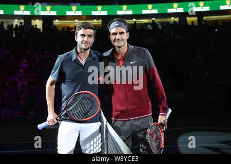 Roger Federer von der Schweiz, Recht, Haltungen mit Gilles Simon von Frankreich vor dem Endspiel der Männer singles während der 2014 Shanghai Rolex Ma Stockfoto