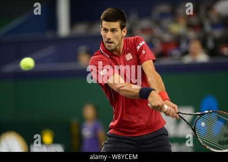 Novak Djokovic aus Serbien bereitet einen Schuß zu David Ferrer in Spanien im Viertelfinale der Männer singles während der 2014 Shanghai Rolex Ma zurückzukehren Stockfoto