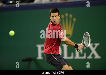 Novak Djokovic aus Serbien bereitet einen Schuß zu David Ferrer in Spanien im Viertelfinale der Männer singles während der 2014 Shanghai Rolex Ma zurückzukehren Stockfoto
