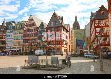 FRANKFURT, Deutschland - 13. JUNI 2019: Touristen in Römerberg Square mit der City Hall und der Gerechtigkeit Statue auf blauen Himmel, das Wahrzeichen von Frankfurt, Deutsch Stockfoto