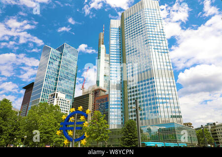 FRANKFURT, Deutschland - 13. JUNI 2019: Business und Finanzen Konzept mit riesigen Euro Zeichen an Europäische Zentralbank Hauptsitz in den Morgen, Business d Stockfoto