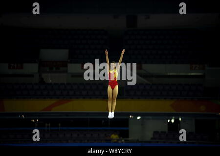 Chinas Zhu Xueying im Finale der Frauen Trampolin konkurriert während der 2014 Summer Youth Olympic Games in Nanjing City, East China Jiangsu pr Stockfoto