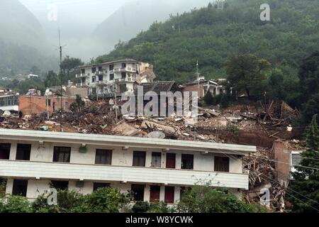 Anzeigen von beschädigten Wohnhäuser und die Trümmer der eingestürzten Häuser nach der 6,5-Erdbeben in Longquan Dorf, longtoushan Stadt, Ludia Stockfoto