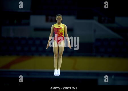 Chinas Zhu Xueying im Finale der Frauen Trampolin konkurriert während der 2014 Summer Youth Olympic Games in Nanjing City, East China Jiangsu pr Stockfoto