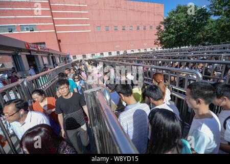 Eine Masse von Fluggästen auf Warteschlange durch Security Check in einer U-Bahnstation in Peking, China, 26. Mai 2014. U-Bahn Passagiere in Peking wird ha Stockfoto