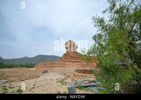 Blick auf die Maßstäbliche Nachbildung der Großen Sphinx von Gizeh in Donggou Dorf, Shijiazhuang City, North China Provinz Hebei, 13. Mai 2014. Chinesisch Stockfoto