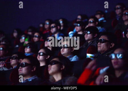 ------ Chinesische Zuschauer tragen 3D-Brille einen Film in einem Kino in Shijiazhuang city Watch, North China Provinz Hebei, 24. November 2013. Worldwid Stockfoto