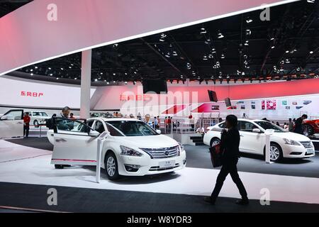 ---- Besucher Blick an einem Nissan Teana und anderen Autos auf dem Stand von Nissan während des 11 China (Guangzhou) Internationale Automobil Ausstellung, k Stockfoto