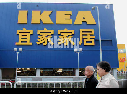 ---- Fußgänger vorbei ein Zuhause Einrichtungshaus von IKEA in Chongqing, China, 27. März 2014. Schwedens Inter IKEA Systems BV, der weltweit großen Stockfoto
