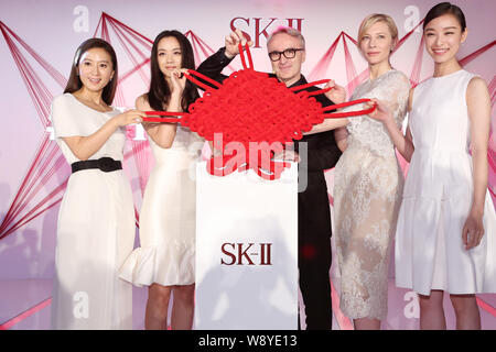 (Von links) Koreanische Schauspielerin Kim Hee-ae, chinesische Schauspielerin Tang Wei, ein Executive von Beauty SK-II, australische Schauspielerin Cate Blanchett und Chi Stockfoto