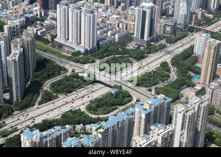 Dieses Bild von Hoch in den Ping An International Finance Center Tower genommen im Bau zeigt eine Ansicht der Xinzhou Hochstraße und Hig Stockfoto