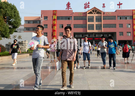 ---- Schüler verlassen den Campus nach Abschluss der Nationalen Hochschulaufnahmeprüfung (gaokao) der bezirksfreien Stadt Nr. 3 High School in der bezirksfreien Stadt Stadt, Stockfoto