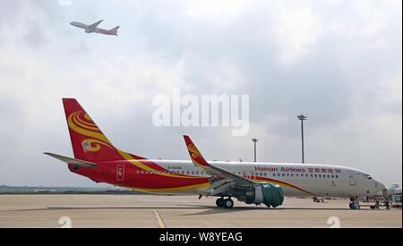--FILE - eine Boeing 737-800 Düsenflugzeug von Hainan Airlines ist am Internationalen Flughafen Haikou Meilan in Stadt Haikou gesehen, der South China Hainan Provinz Stockfoto
