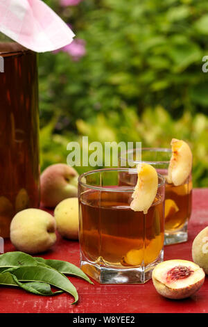 Hausgemachte fermentiert Raw Kombucha Tee mit Pfirsich, Sommer gesund Detox Drink in Jar und zwei Glas, verticalal Ausrichtung Stockfoto