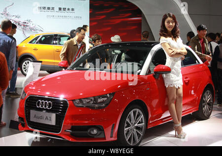 ---- Ein Modell wirft mit einen Audi A 1 bei einem Automobil Ausstellung in Beijing City, South China Hainan Provinz, 22. März 2014. Deutsche Luxury Car Stockfoto
