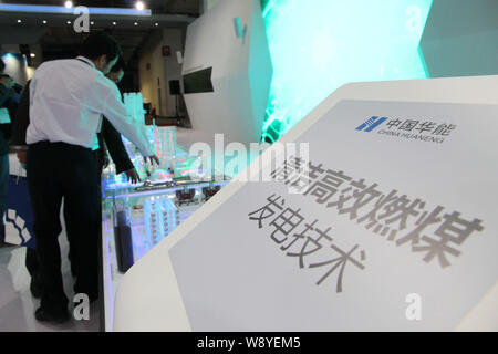 ---- Leute besuchen Sie den Stand von China Huaneng Gruppe während einer Ausstellung in Peking, China, 14. Mai 2013. Staatliche Stromerzeuger Huaneng auf Stockfoto