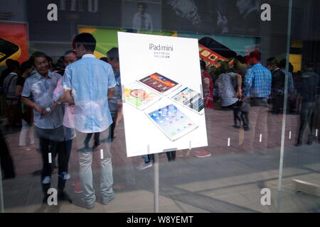 --FILE - ein Aushängeschild für das iPad Mini Tablet-PC ist in der überfüllten Apple Store auf der Nanjing Road Fußgängerzone und Einkaufsstraße in Shanghai, C Stockfoto