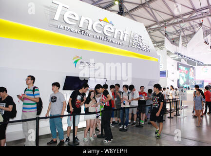 ---- Besucher Warteschlange vor dem Stand von Tencent interaktive Unterhaltung während des 12. China Digital Entertainment Expo, auch bekannt als C Stockfoto