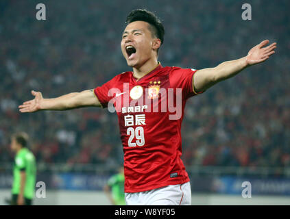 Gao Lin China Guangzhou Evergrande feiert nach dem Scoring ein Ziel gegen Südkoreas Jeonbuk Hyundai Motors während ihrer Gruppe G Match der A Stockfoto