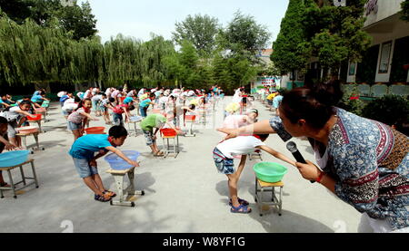 Ein chinesischer Lehrer leitet junge Studenten retten, um Fähigkeiten zu üben während eines anti-ertrinken Klasse an der Grundschule in Qianzhizhuang Qianzhizhuang vill Stockfoto