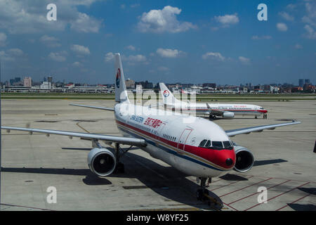 ---- Düsenflugzeuge von China Eastern Airlines sind im Internationalen Flughafen Shanghai Hongqiao in Shanghai, China, 18. Juli 2013. China Ostern Stockfoto