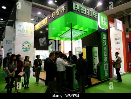 ---- Leute besuchen Sie den Stand von Taxi Reservierung app Kuaidi Dache der Alibaba während einer Ausstellung in Hangzhou City, East China Zhejiang provinz, 30 O Stockfoto