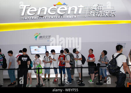 ---- Besucher Warteschlange vor dem Stand von Tencent interaktive Unterhaltung während einer Ausstellung in Shanghai, China, 3. August 2014. Tencen Stockfoto